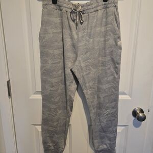 Vuori Camo Heather Gray Jogger Pants Size M. GUC.